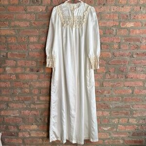Ivory Vintage Lace Trim Nightgown